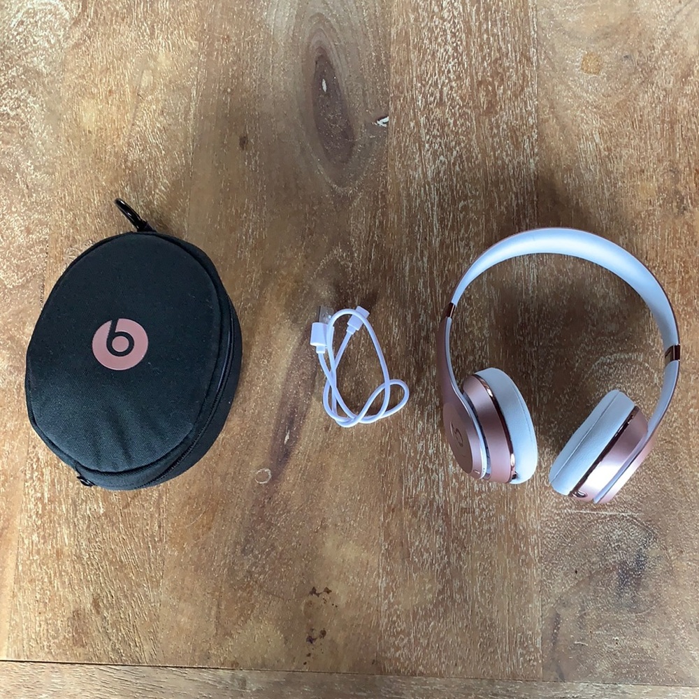 Beats solo3 Wireless Headphones with Case/Charger